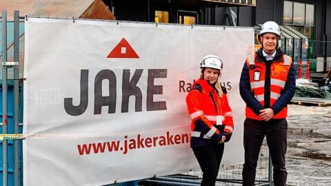 Protectin turvallisuus- ja laatuasiantuntija Pirre Laitala sekä JAKE Rakennuksen tuotantopäällikkö Ville Ollila JAKE Rakennuksen työmaalla